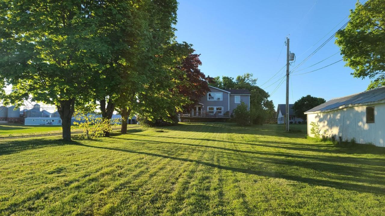 Montague Small Town Bound Inn المظهر الخارجي الصورة